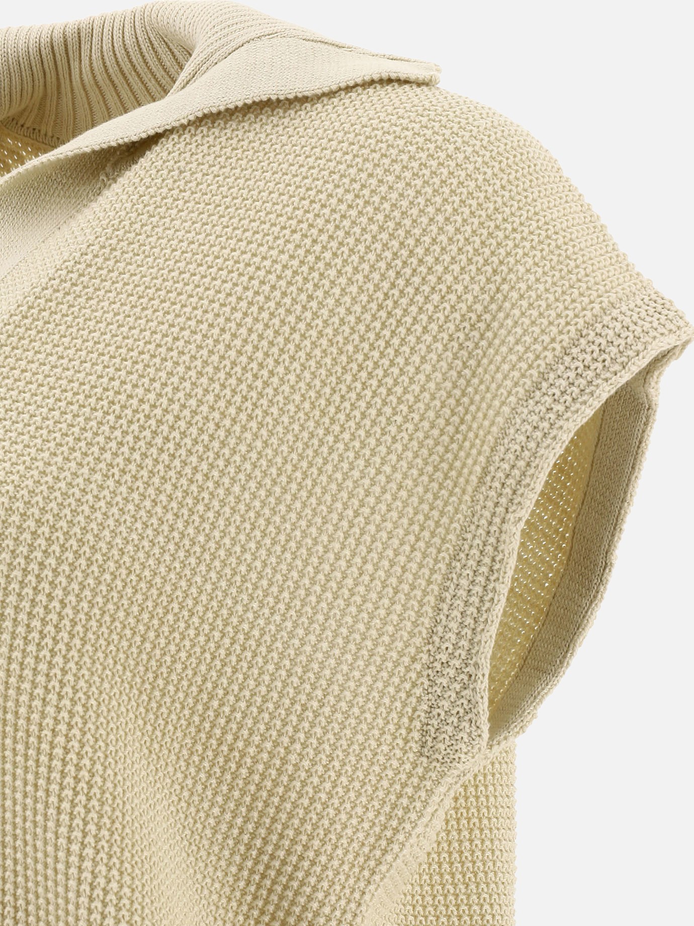 Sleeveless sweater with collar by Roberto Collina