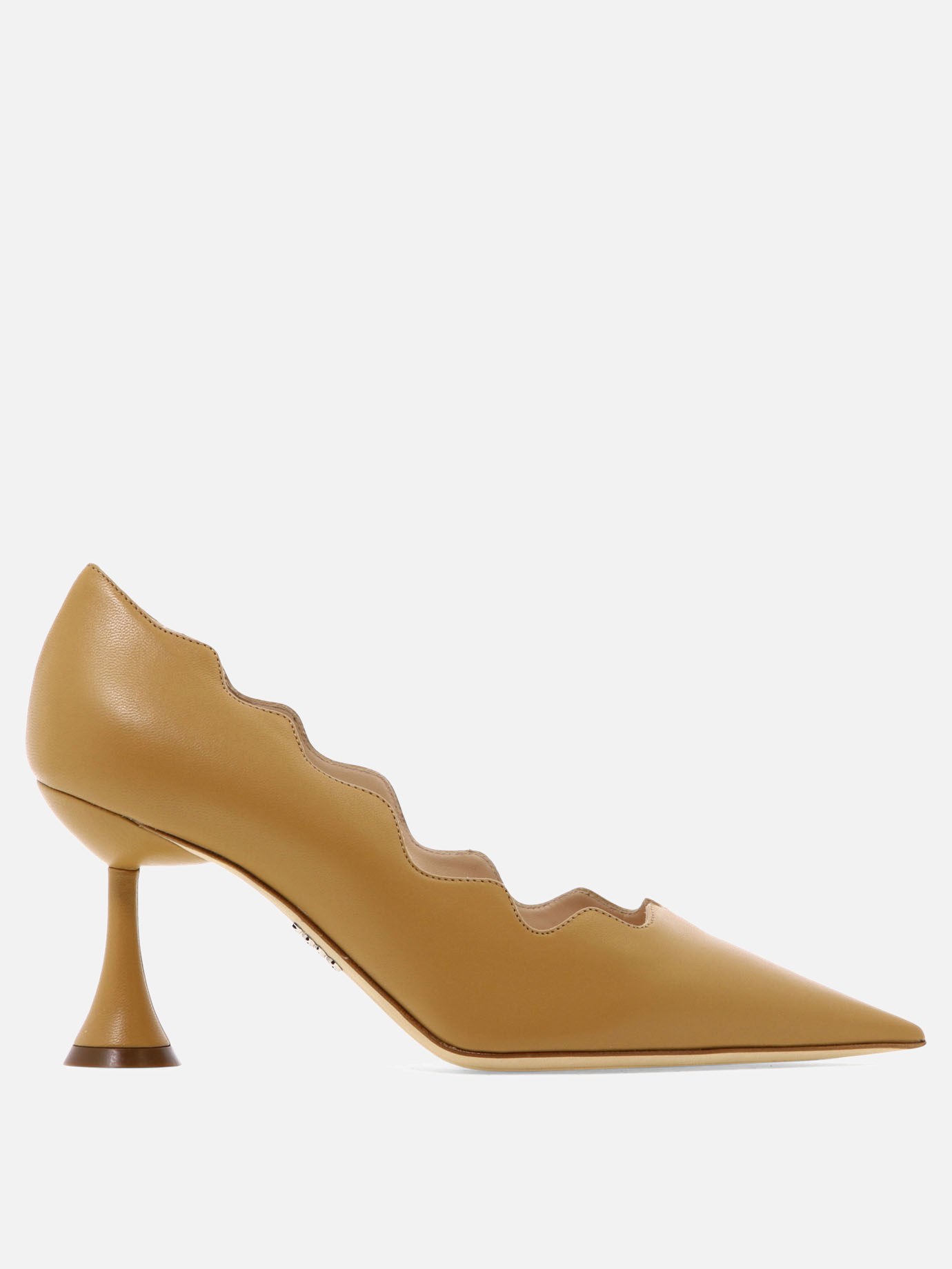 Shaped leather pumps